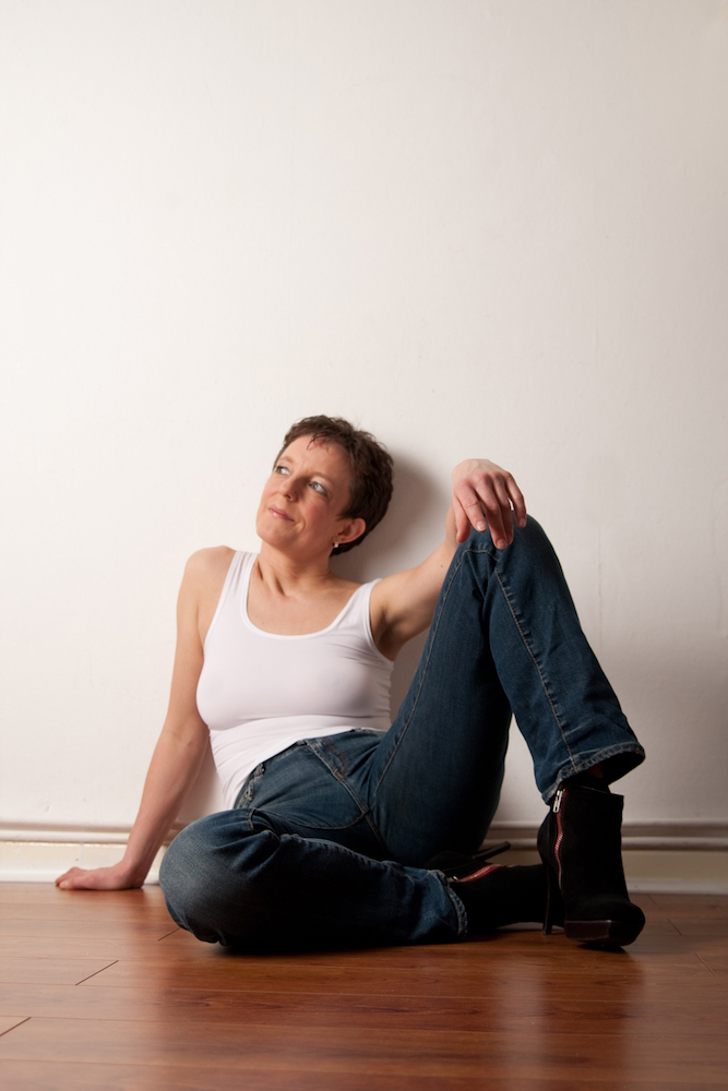 Johanna Weber - lässig sitzend in Jeans