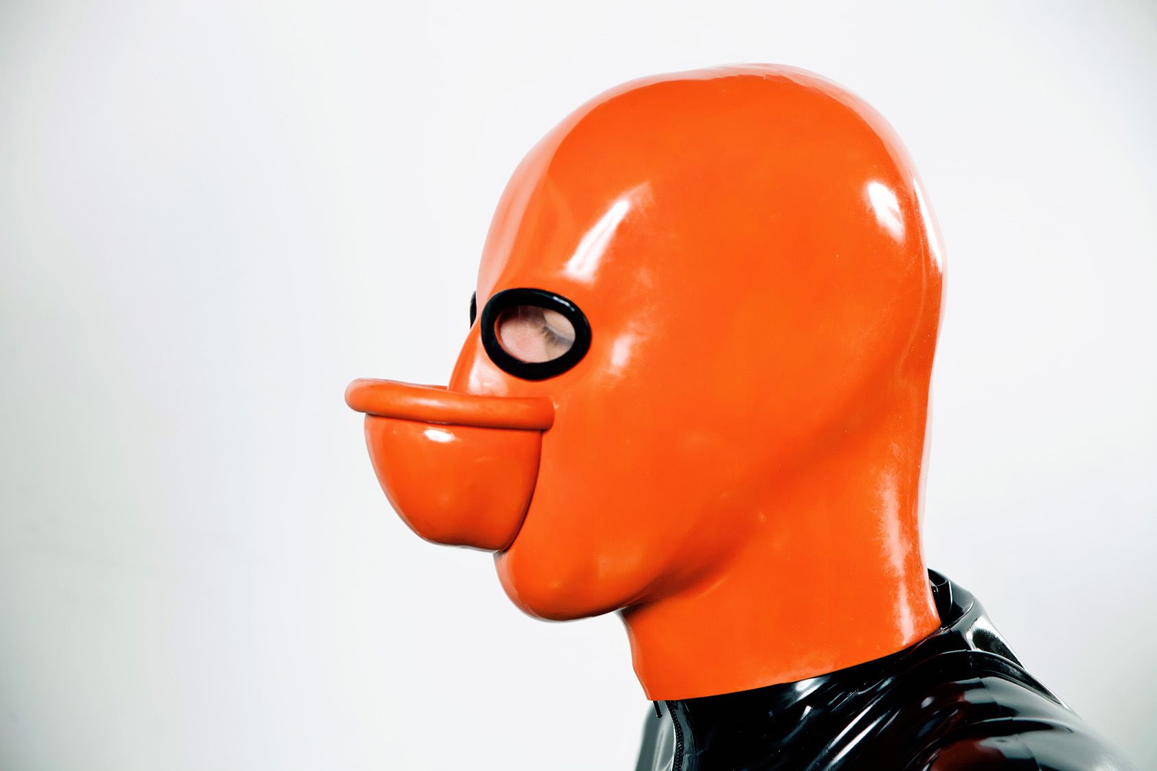 Organge farbende Pissmaske von Studio Gum - NS-Maske