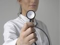 Bild zeigt eine Ärztin in weißem Kittel mit einem Stethoskop #Doktorspiele