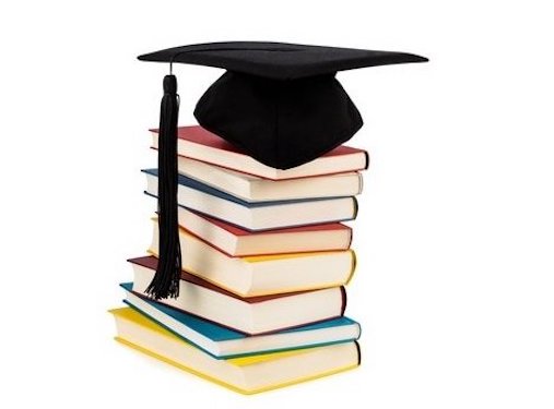 Universitäts-Abschluss-Hut auf einem Bücherstapel