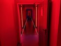 Rot beleuchteter Gang im Laufhaus in Kiel