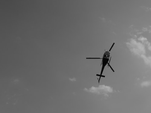 Hubschrauber mit Latexspielzeug auf dem Weg zur Berghütte