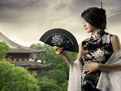 ../../die-lady-im-chinesischen-seidenkleid/chinesisches-seidenkleid-mit-facher-in-schwarz.jpg