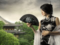 ../die-lady-im-chinesischen-seidenkleid/chinesisches-seidenkleid-mit-facher-in-schwarz.jpg