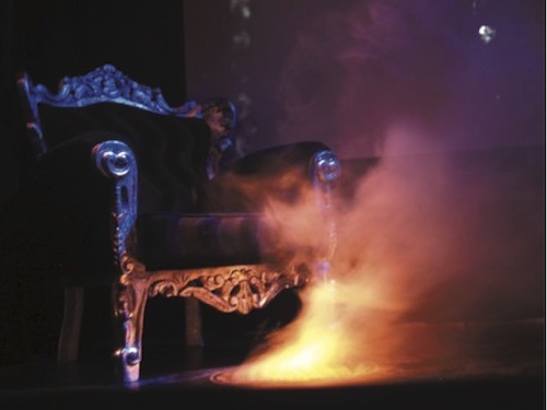 Bild zeigt einen aktiken Sessel im Nebel - SM-Hotel Biz`Art in Uster