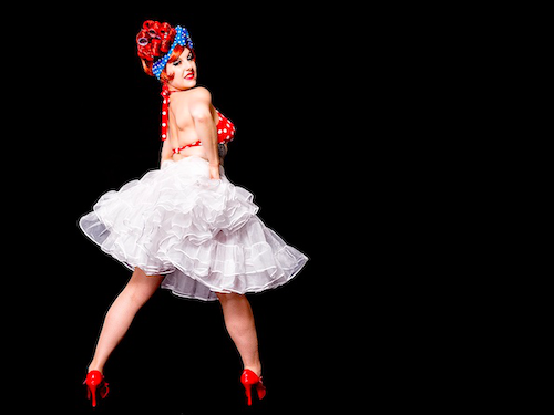 Fräulein Angelina in burlesquem Hausfrauenoutfit mit Pünktchen-BH, Petticoat und Kopftuch