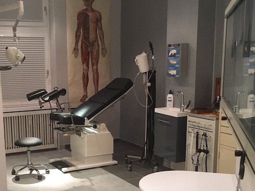 Klinik im SM-Studio LUX  mit gynäkologischem Stuhl