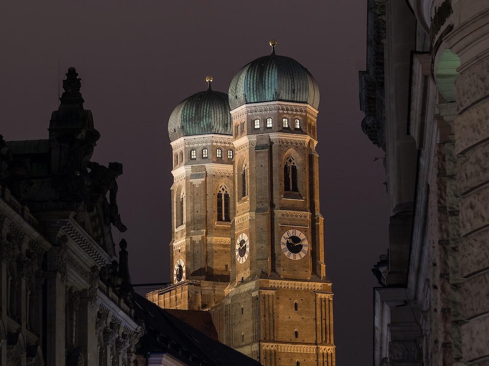 Die beiden Zwiebeltürme der Frauenkirche in München