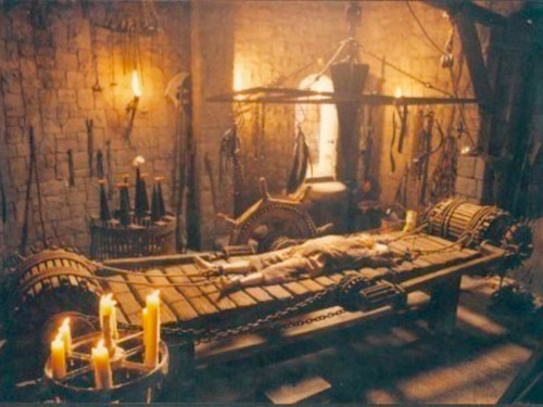 Bild zeigt einen Raum mit Folterwerkzeugen im Torture Museum in Moskau