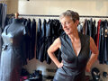 Johanna Weber in Leder-Oberteil vor einer Kleiderstange mit Leder-Couture